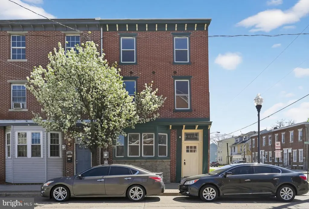 122 N King St