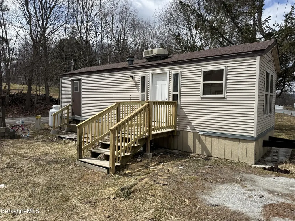 3 Jennifer Ln