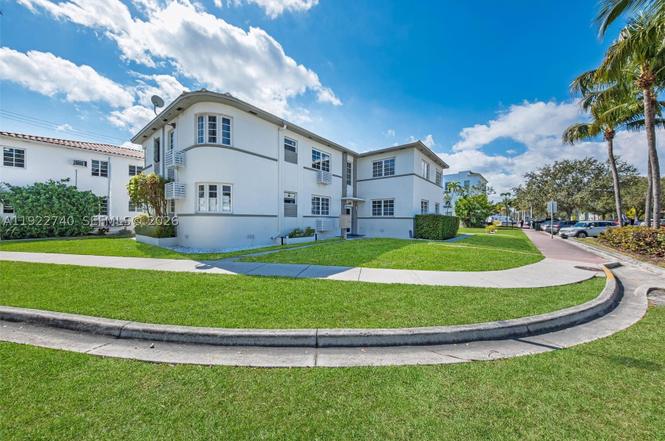 7124 Bay Dr