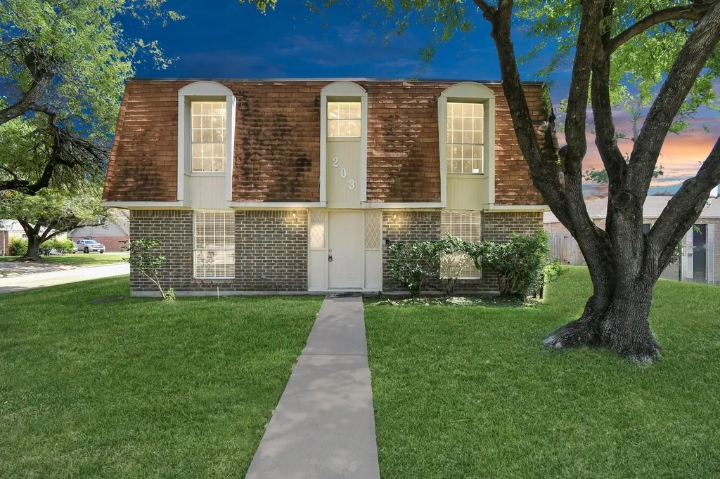 203 Kirkaldy Dr