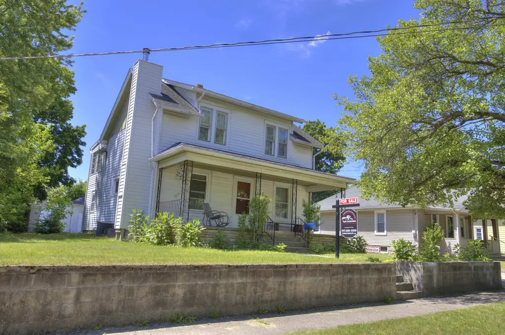 307 Douglas St