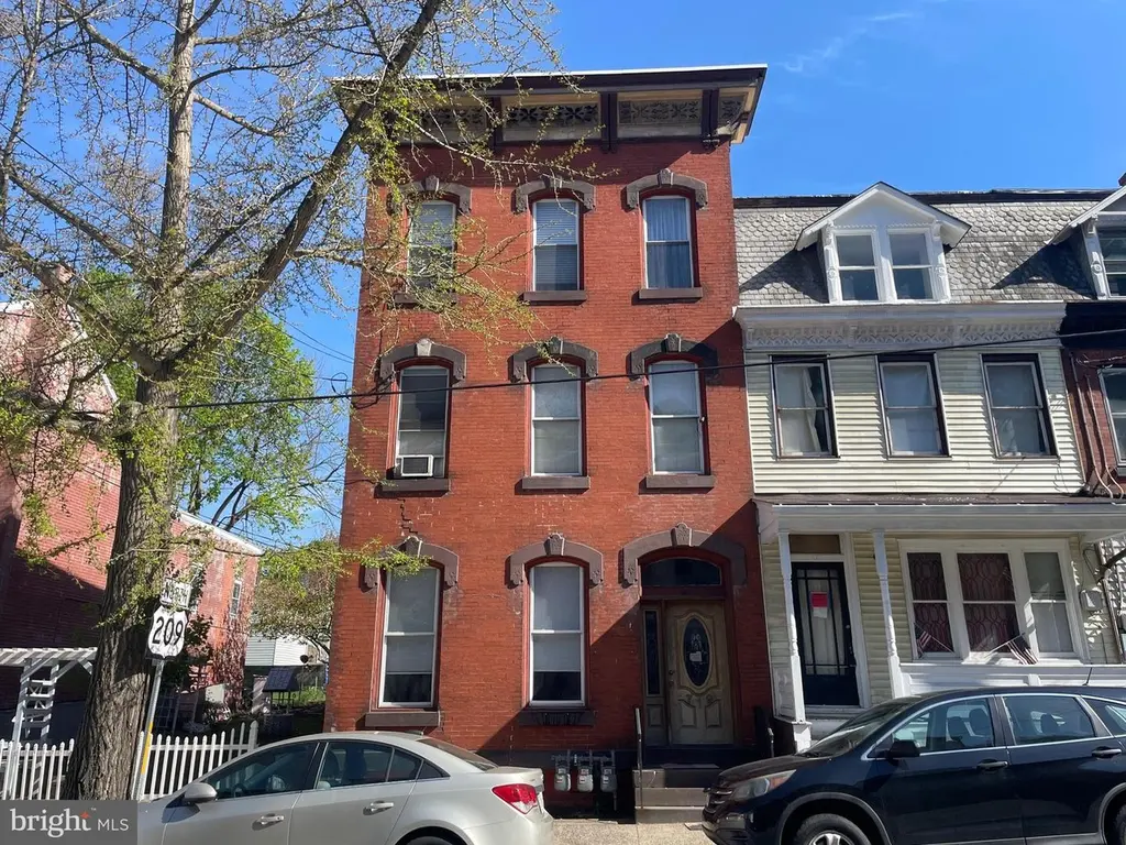719 W Market St