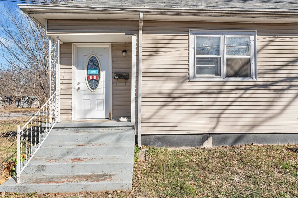 1126 N Rogers Ave