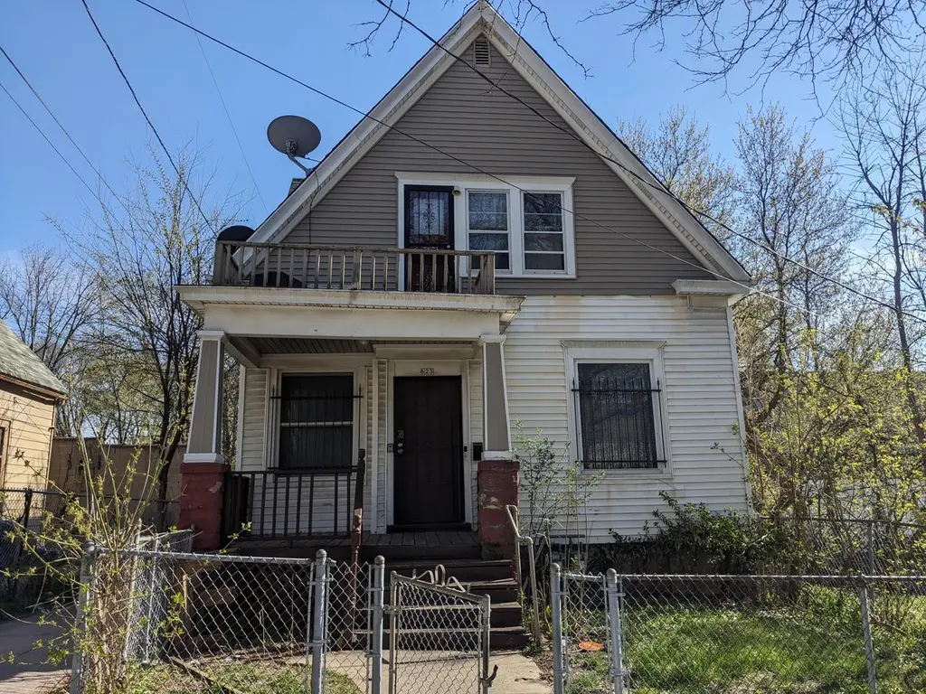623 W Ring St