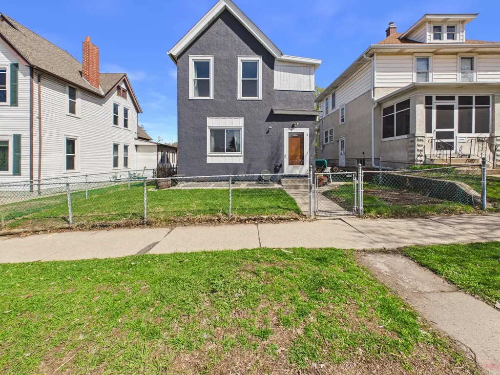 750 Robert St S
