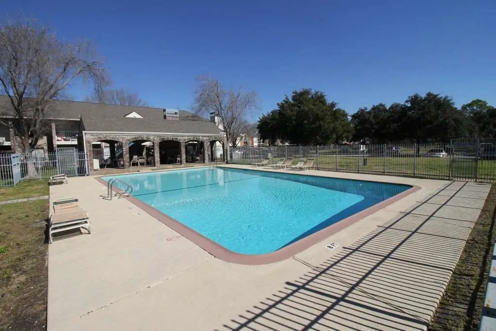3900 Woodchase Dr #123
