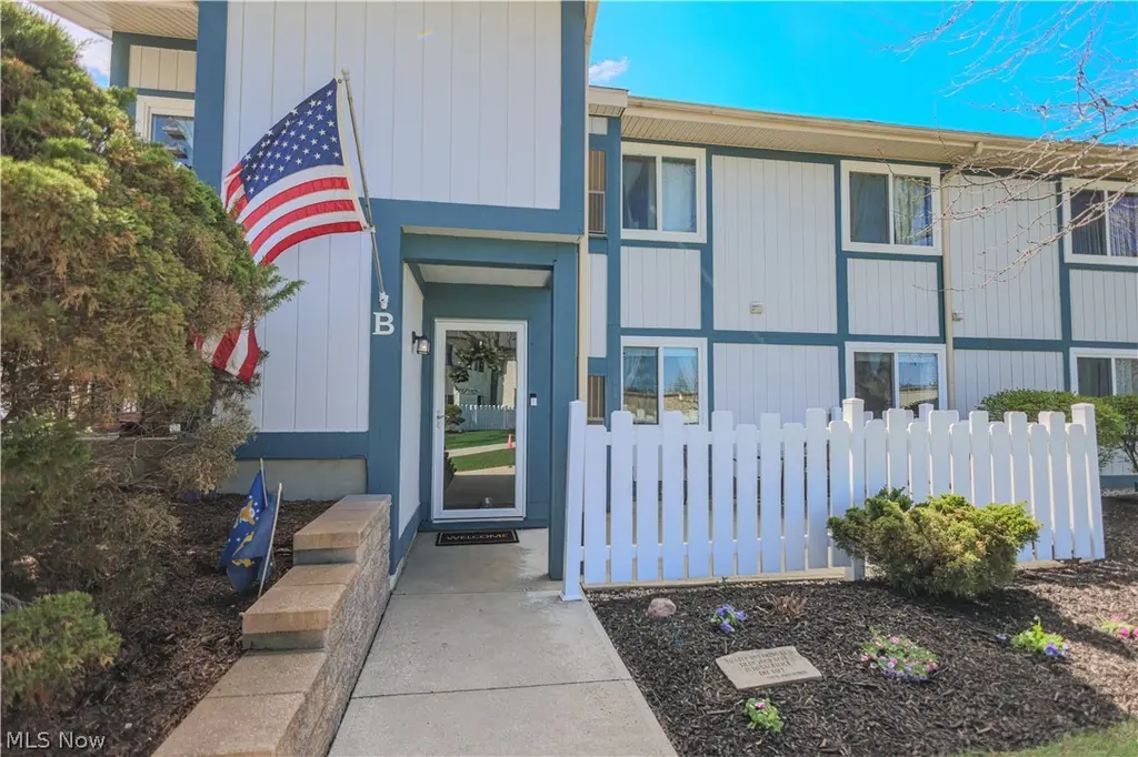 9040 Portage Pointe Dr Unit B