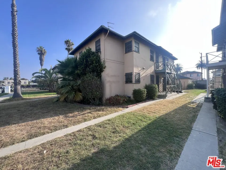 6130 S Hobart Blvd