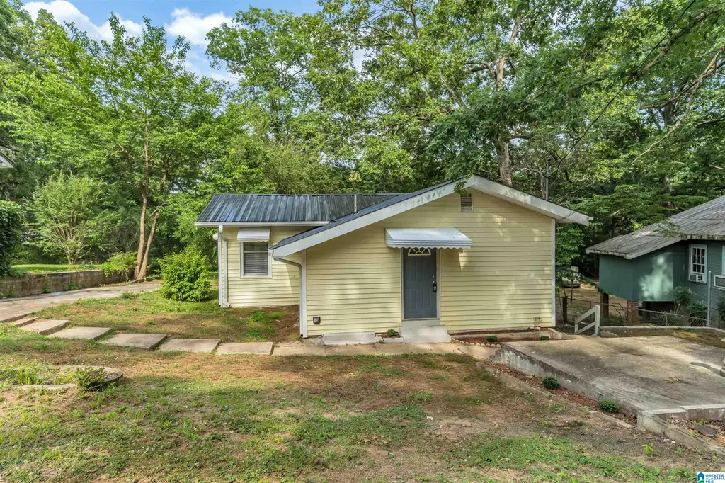 211 Lakeshore Cir