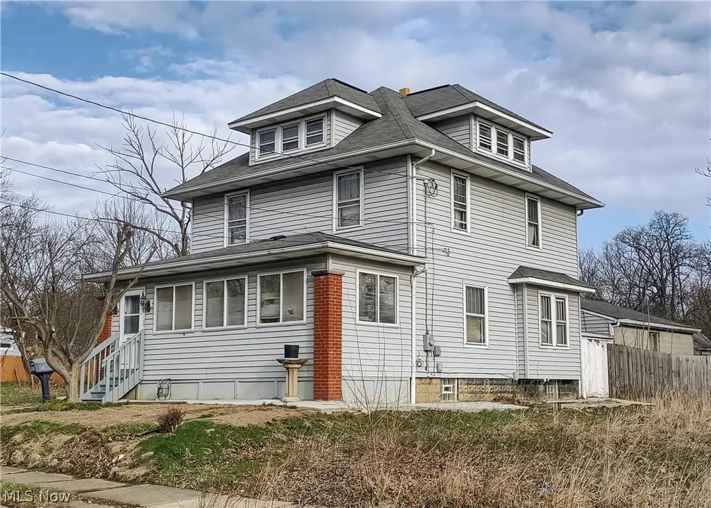63 W Long St
