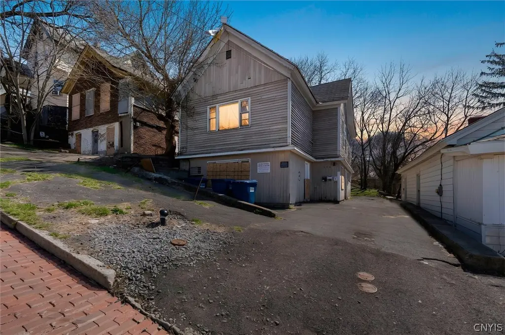 306 John St