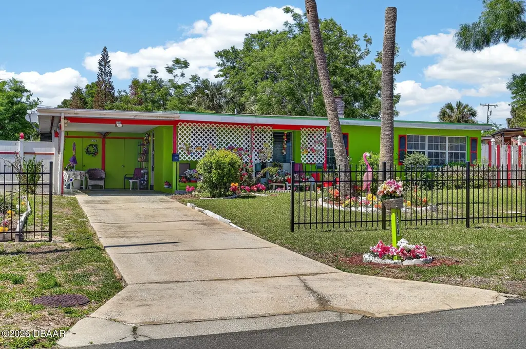 1304 Hillcrest Dr