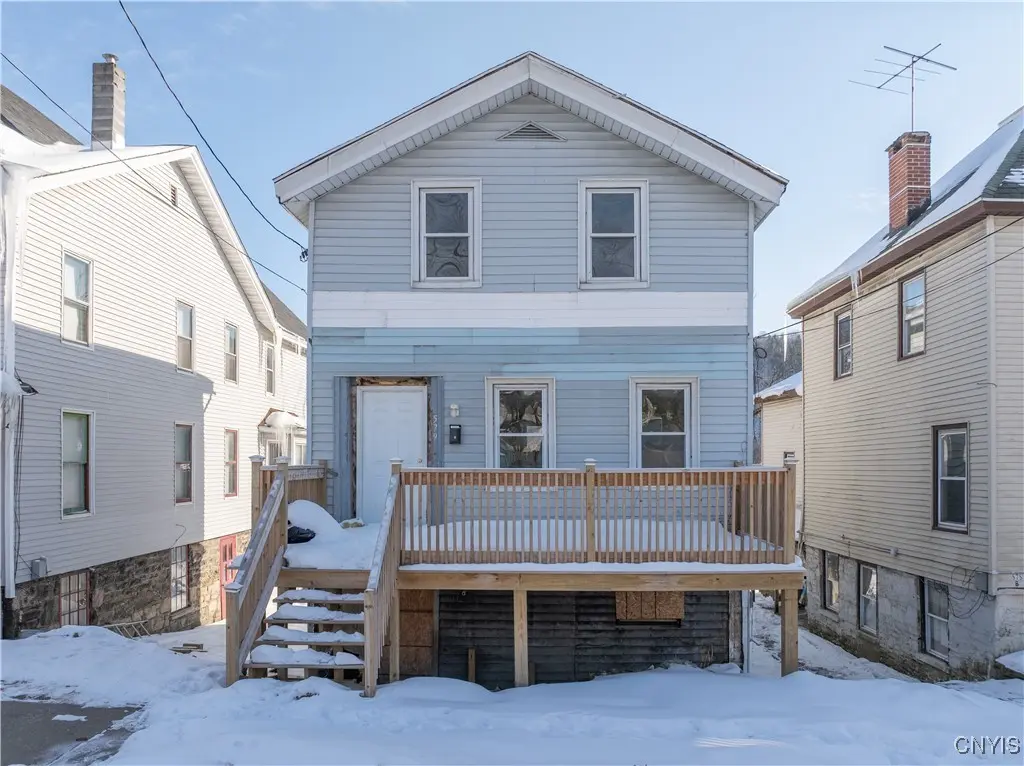 579 John St