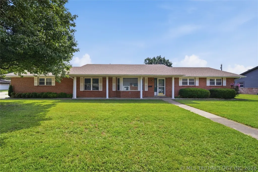 106 W Lewis Ave
