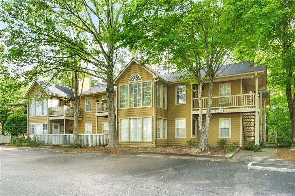 906 Country Park Dr SE
