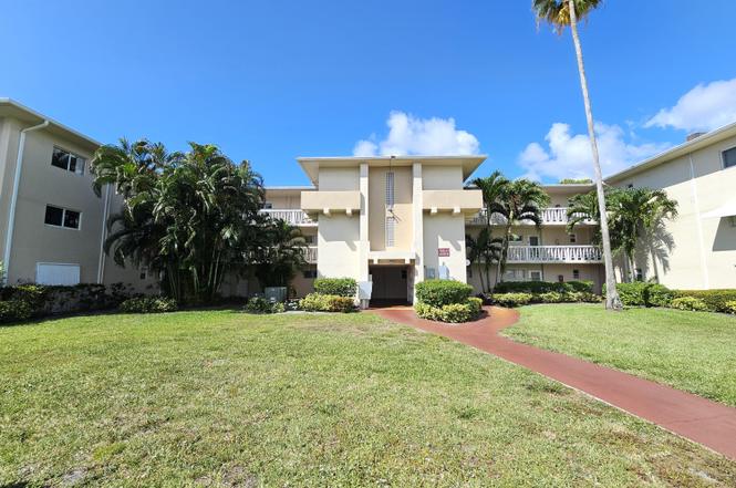 2562 Garden Dr N #202