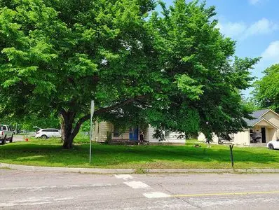 330 W 7th St
