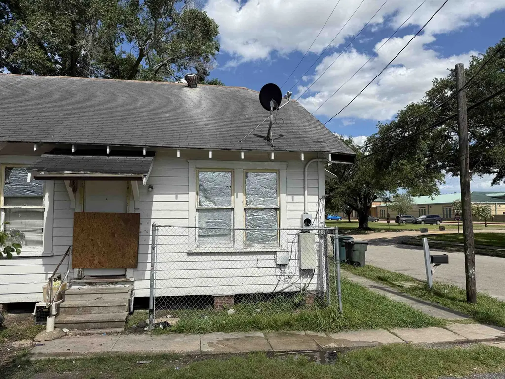161 E Caston St