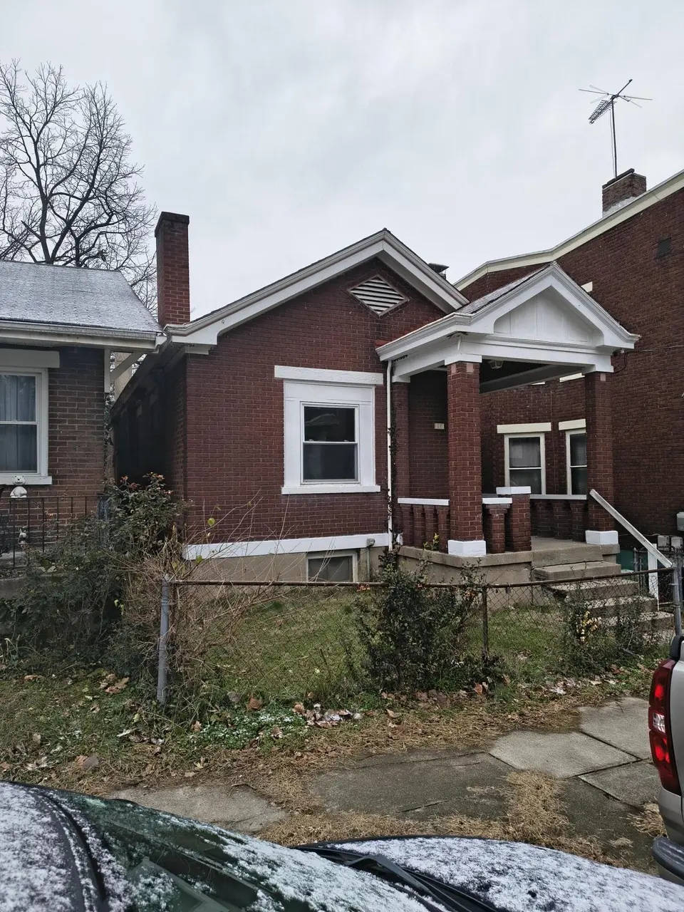 118 E 24th St E