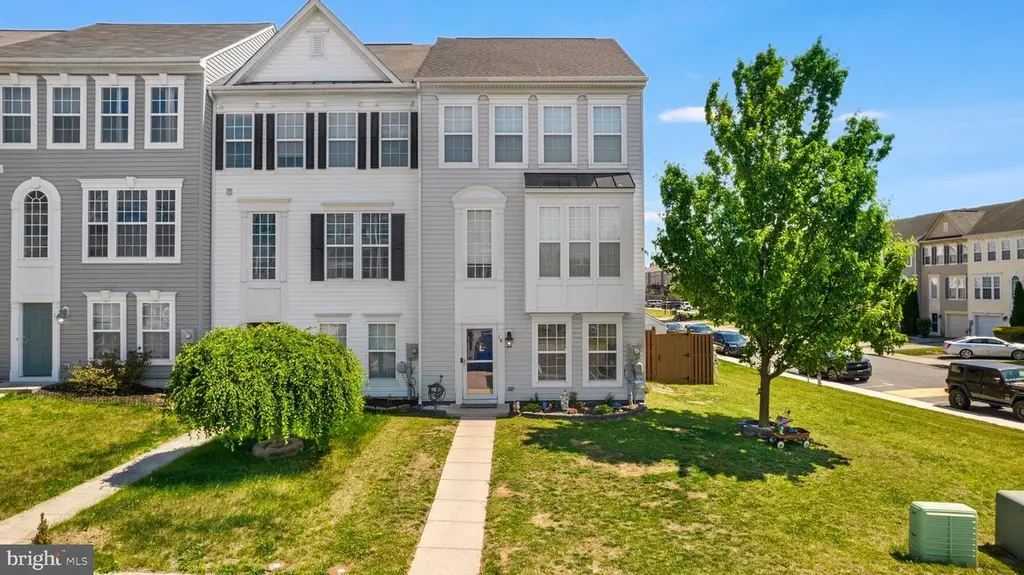18 Scholarship Ln