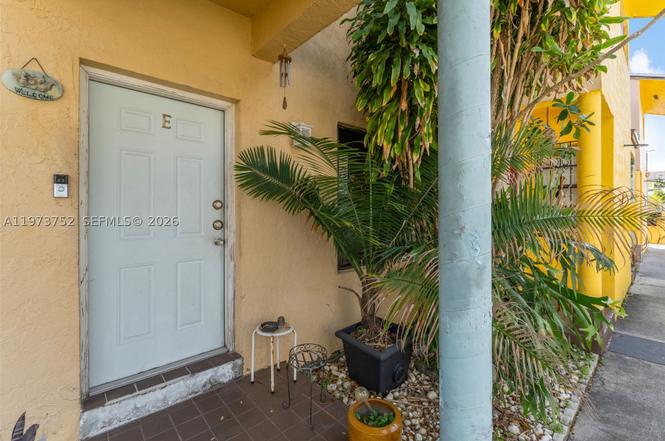 1613 NW 16th St Unit E