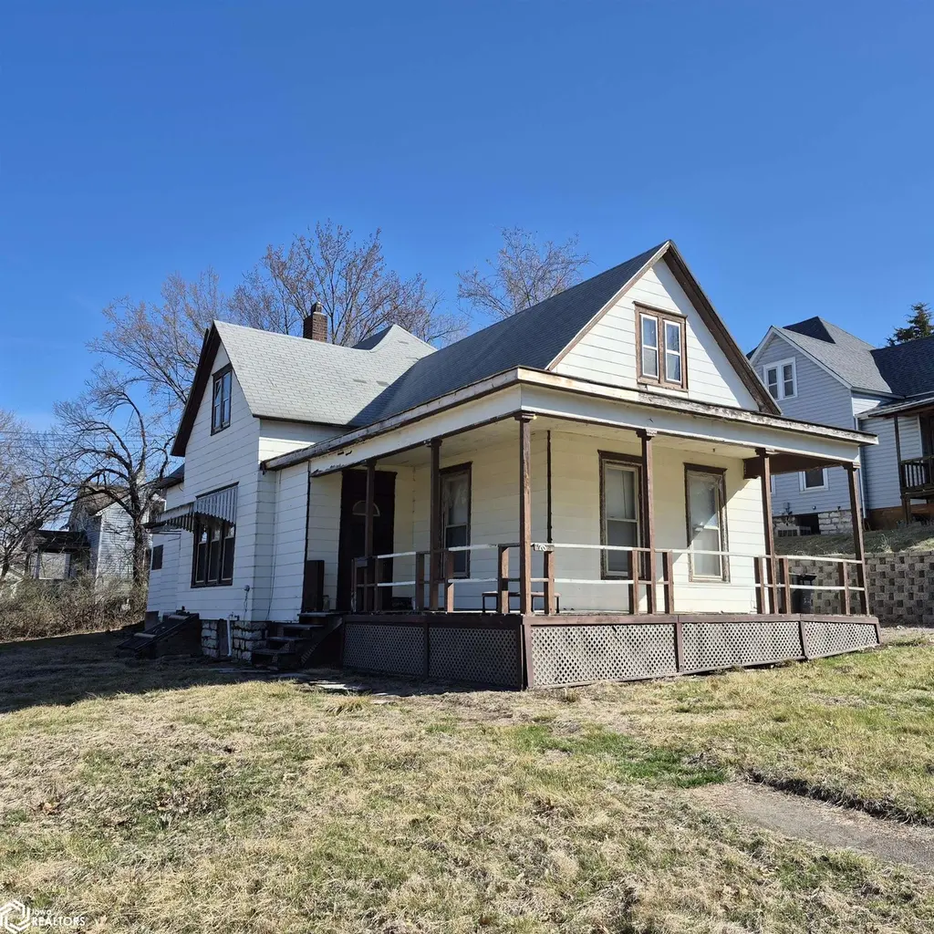 703 Center Ave