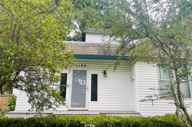 1105 W Elm