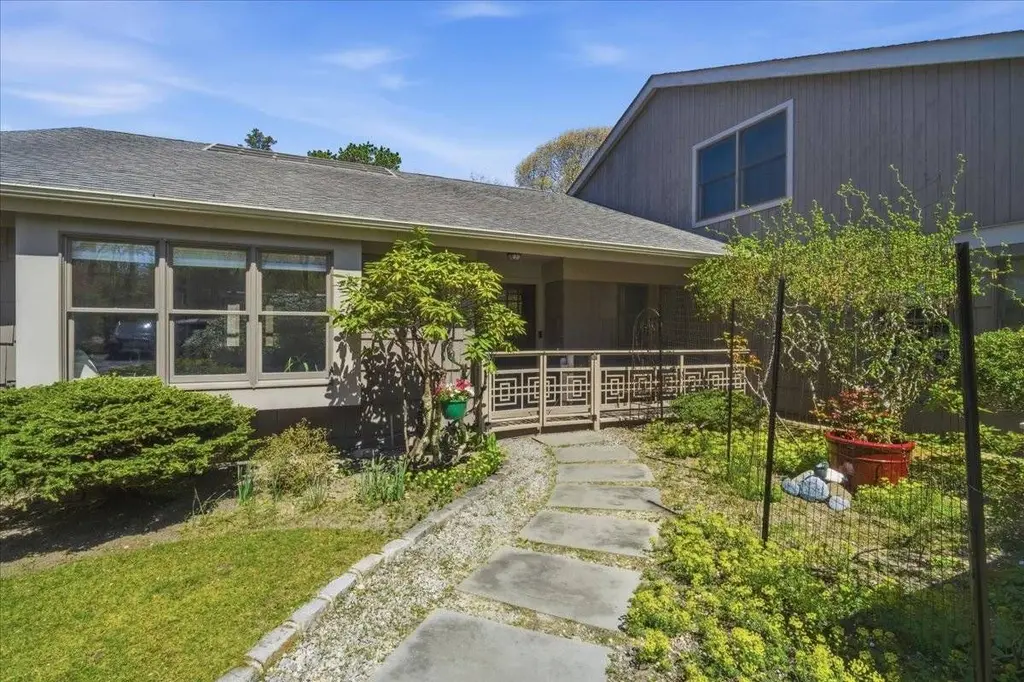 121 Montauk Hwy