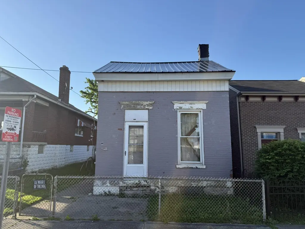 418 W 8th St