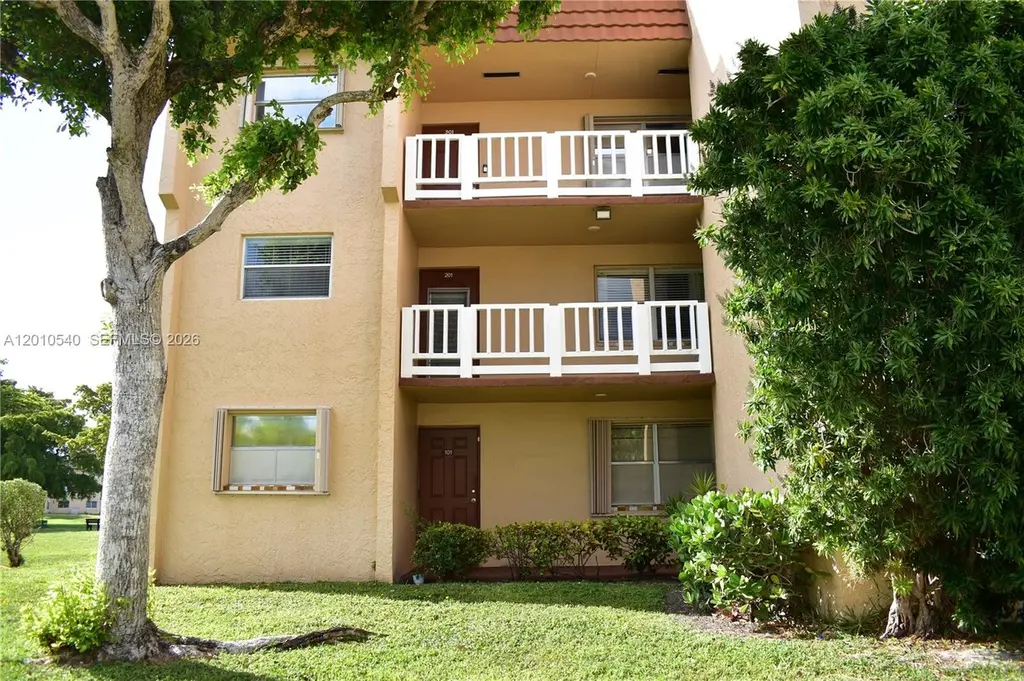 9321 Sunrise Lakes Blvd #201