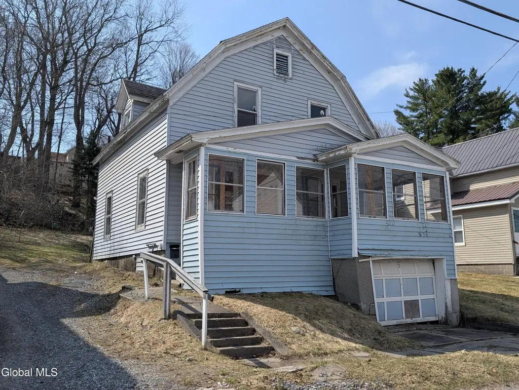 77 3rd St