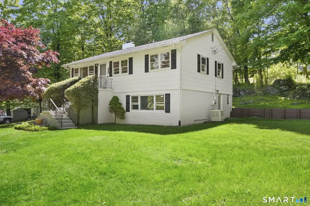 2 Laurel Hill Rd S
