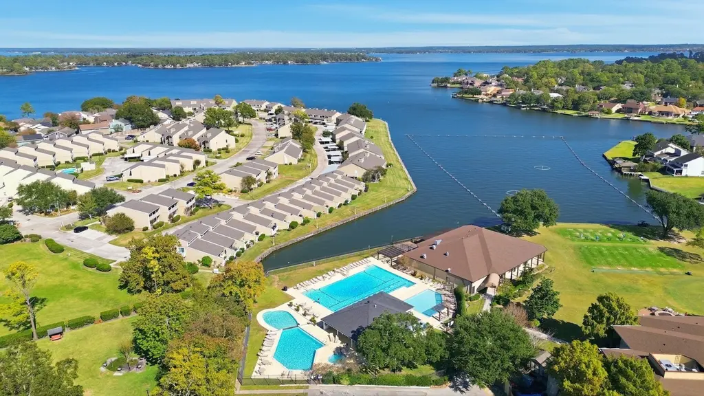 24 Lakeview Vlg