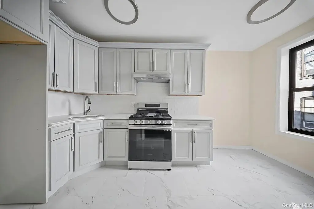 1372 Shakespeare Ave Unit 4C