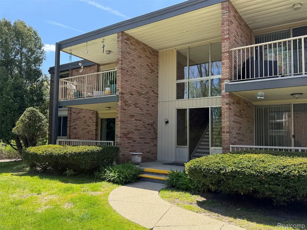 4043 W Maple Rd Unit D 101