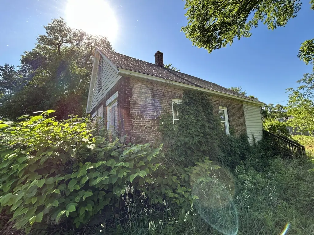 305 E 41st Ave