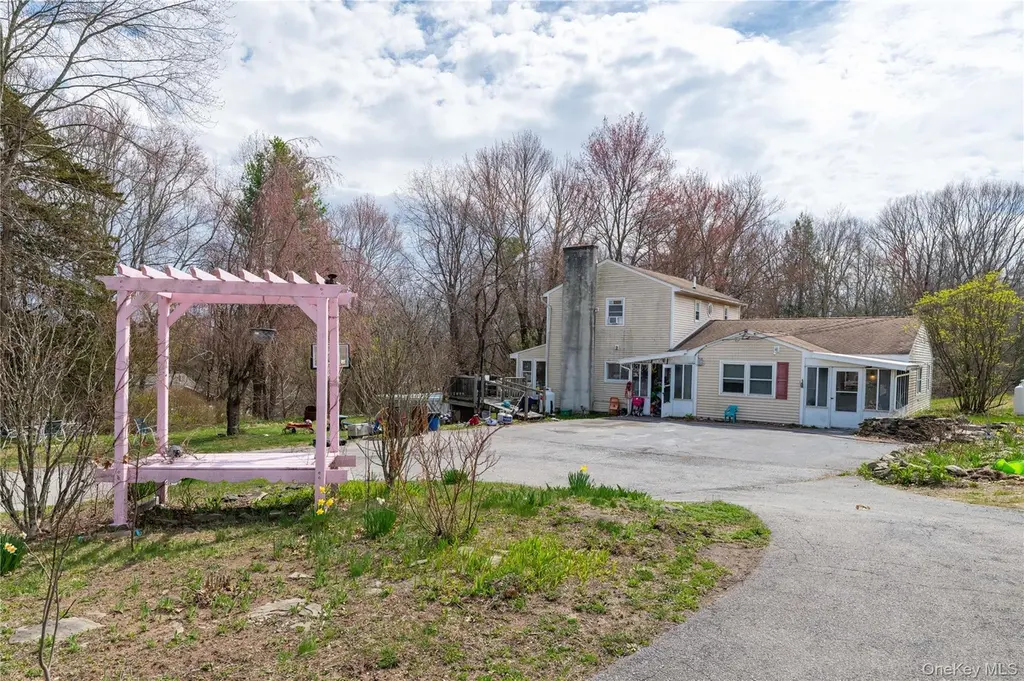 18 Powerline Ln