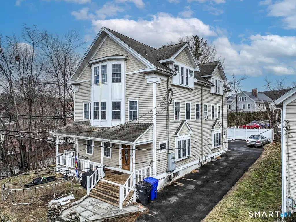 11 Middle St
