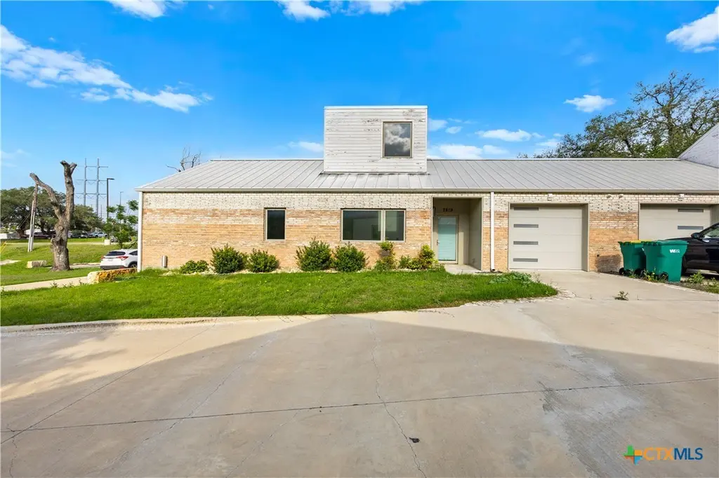 2819 Lone Oak Dr