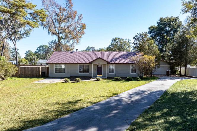 212 SE Carob Gln