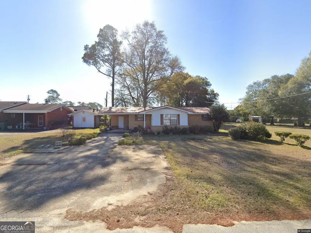 403 W 4th St