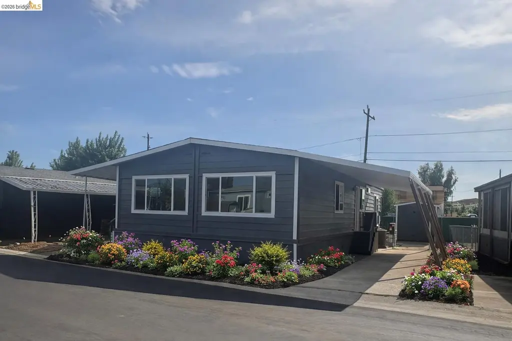 3645 Hawthorne Dr #104
