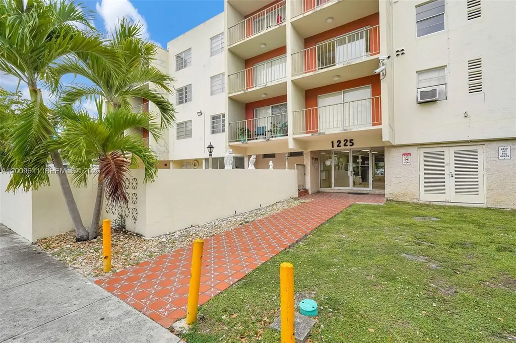1225 NE 124th St Unit 49C