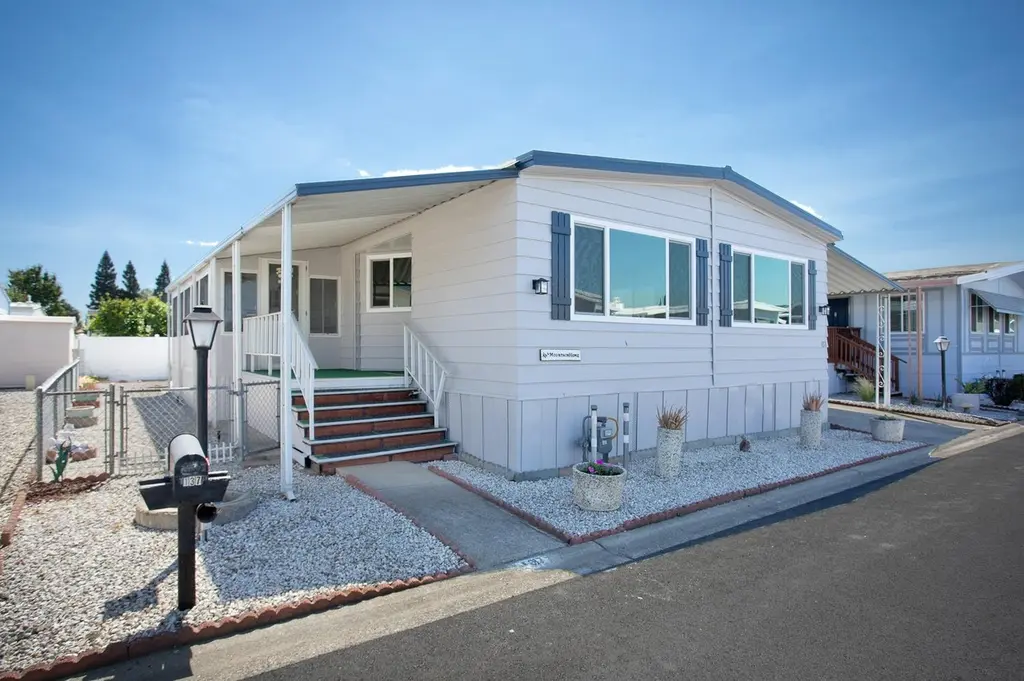 137 La Brea Way