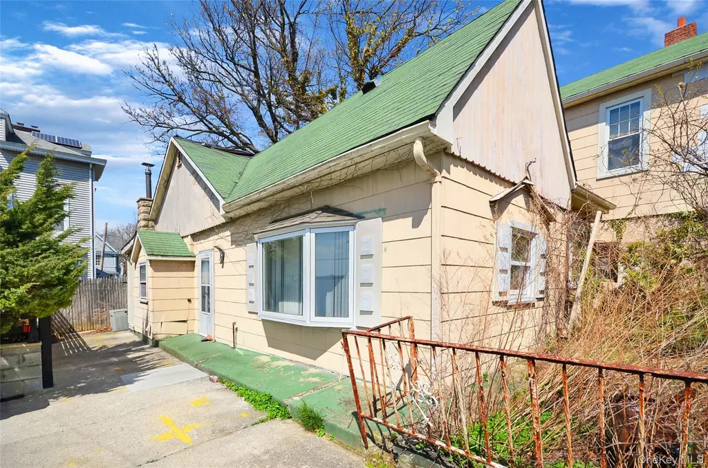 99 Rochelle St