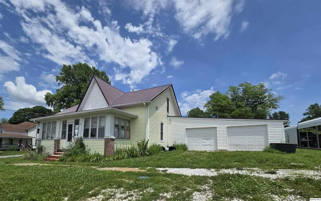 112 N Walnut St
