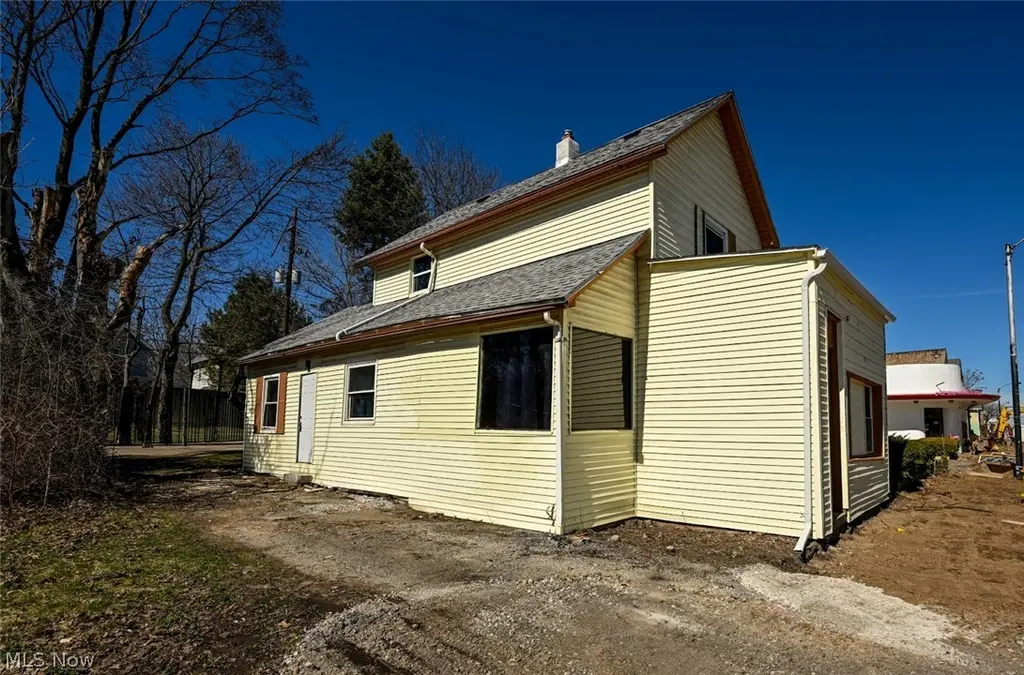 868 N Main St