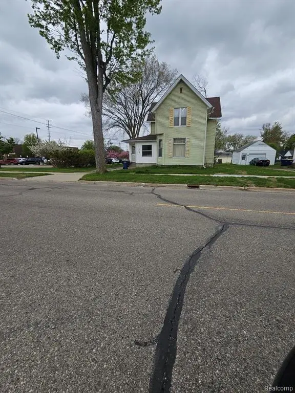 209 E Corunna Ave