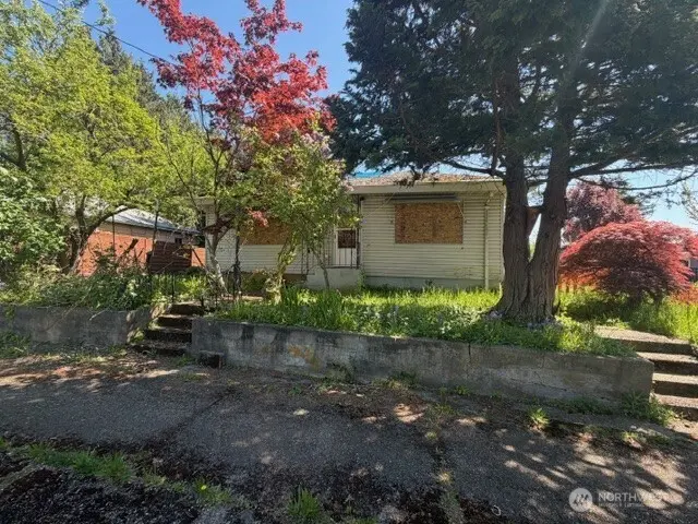 1110 N Rainier Ave
