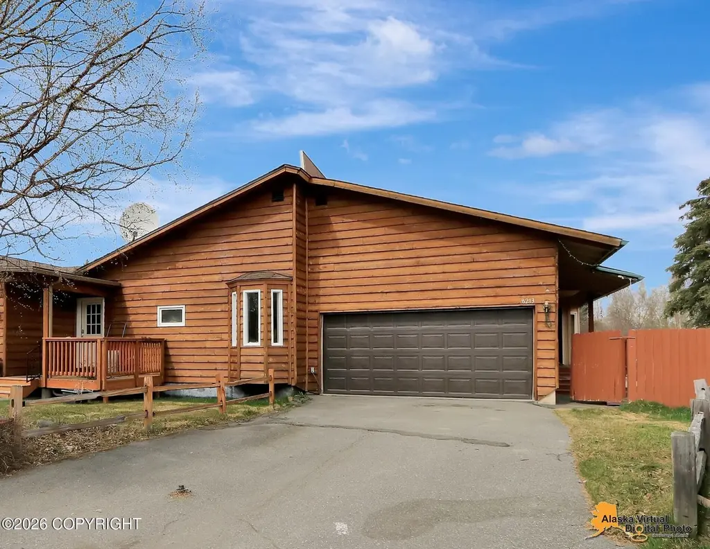 8213 Race Cir